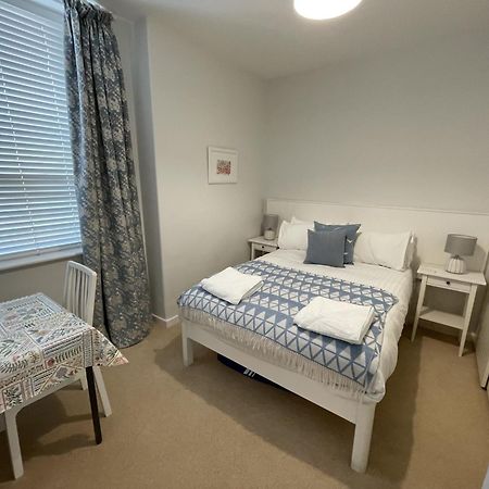 Lovely Seafront 2 Bedroom Apartment 4 Абърдифи Екстериор снимка